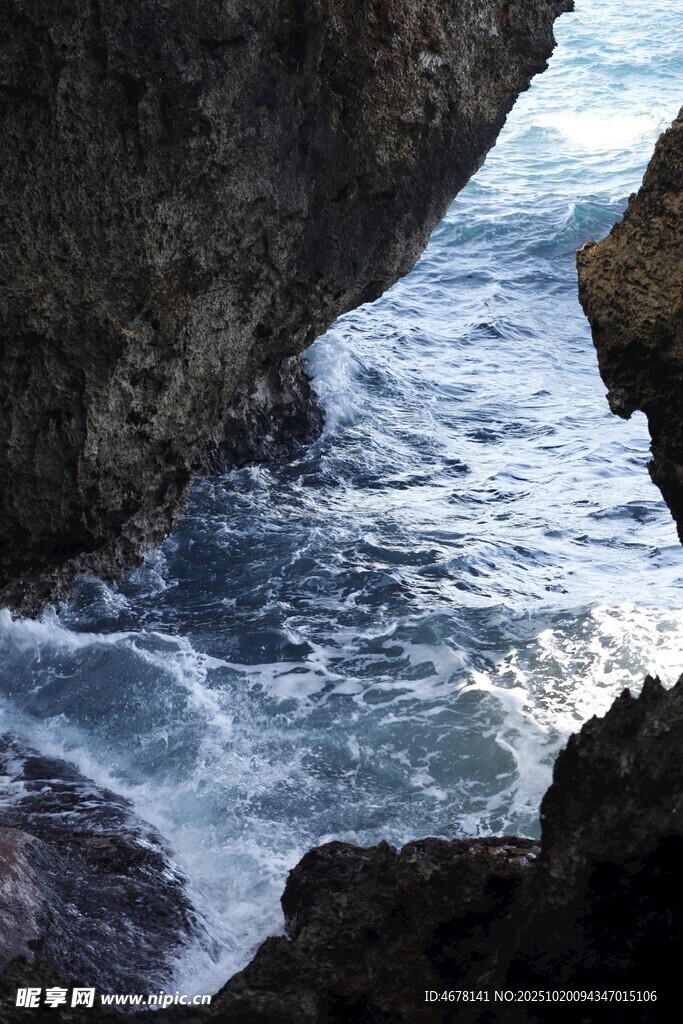 海浪拍打岩石的海岸景致