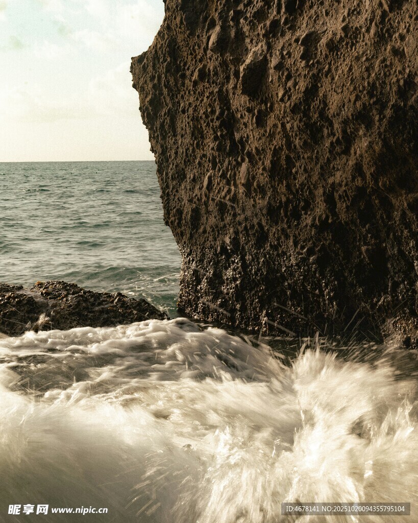 海浪拍击岸边岩石