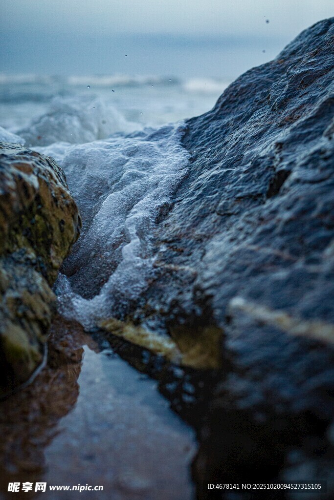 海边礁石旁的涌动海浪