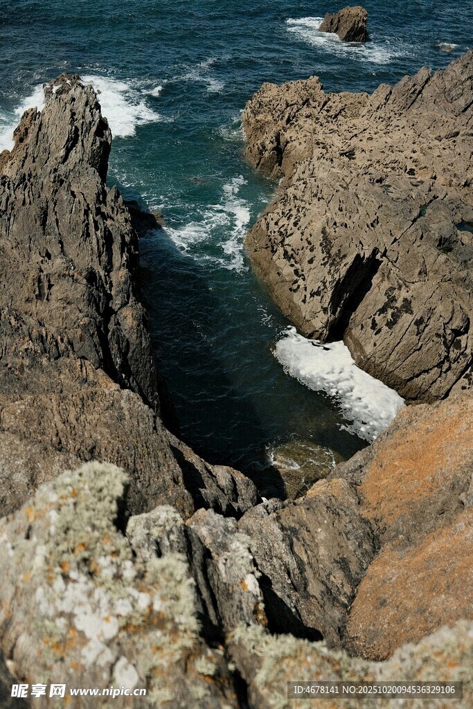 海岸嶙峋礁石与翻涌海浪