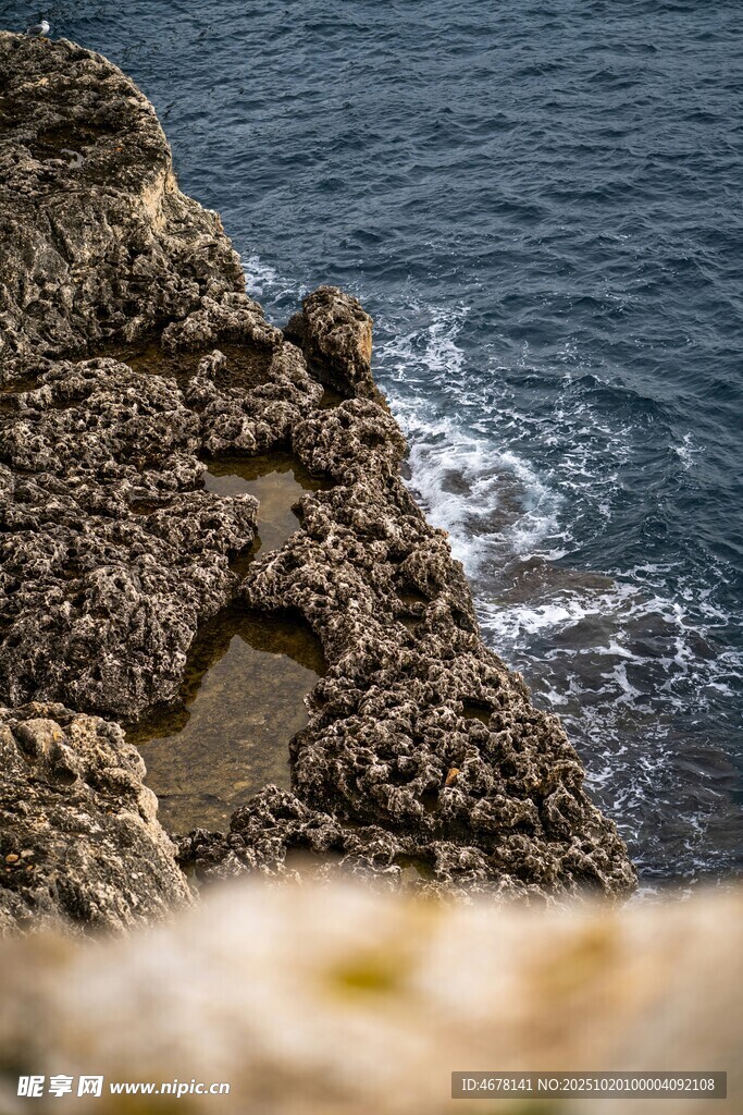 海边嶙峋岩石与翻涌海浪