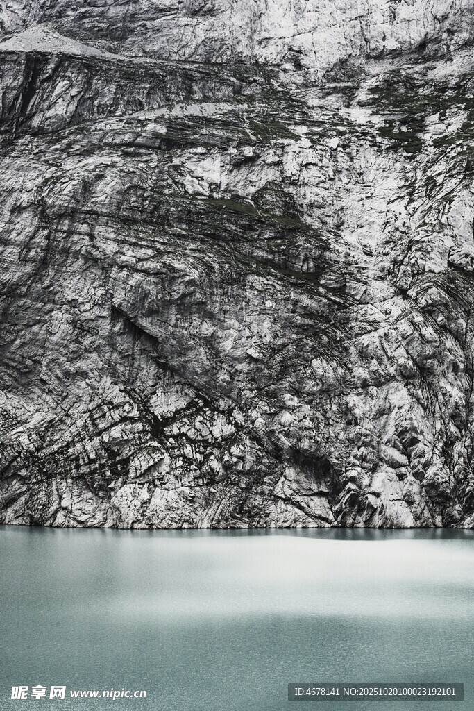 黑白山水间的静谧湖景