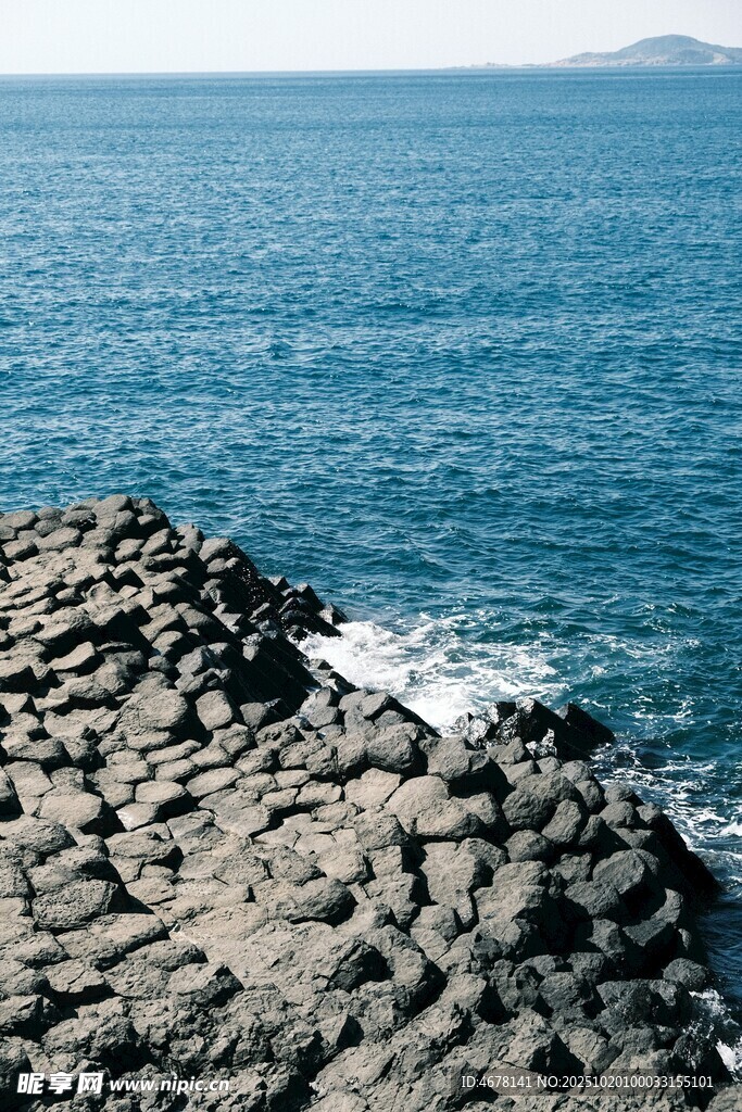 海边嶙峋礁石碧海蓝天