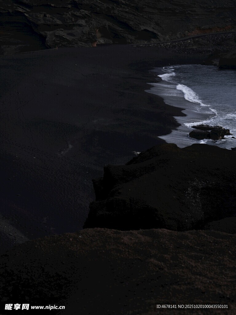 黑色沙滩边的海浪景象