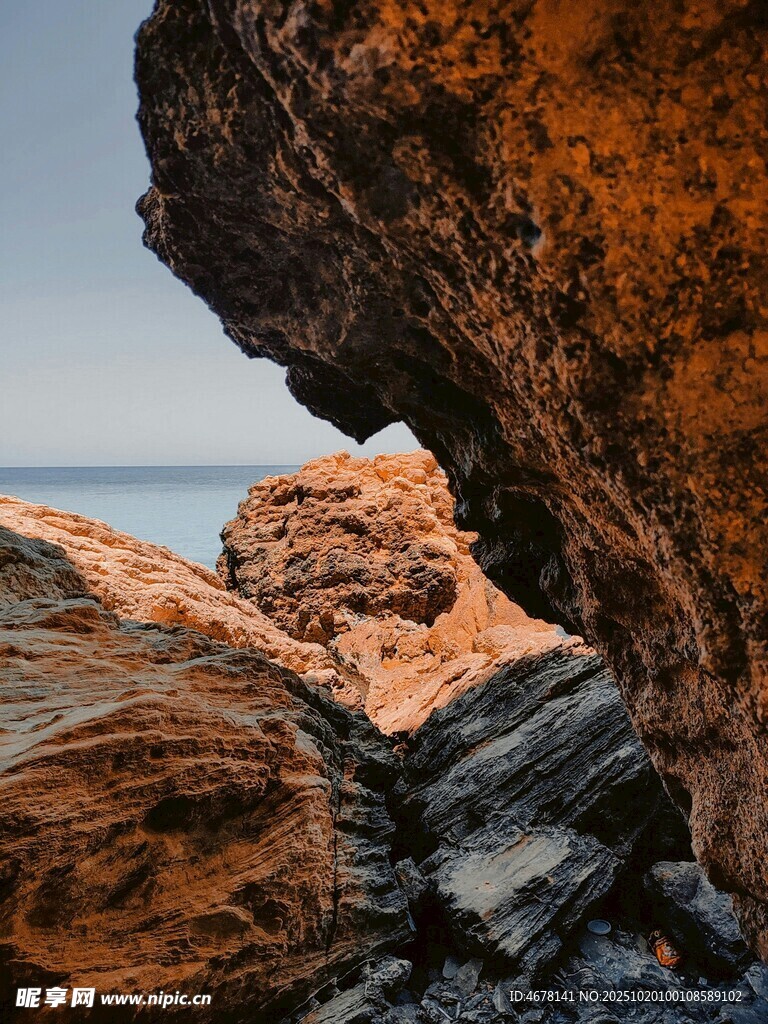 海边嶙峋岩石景观