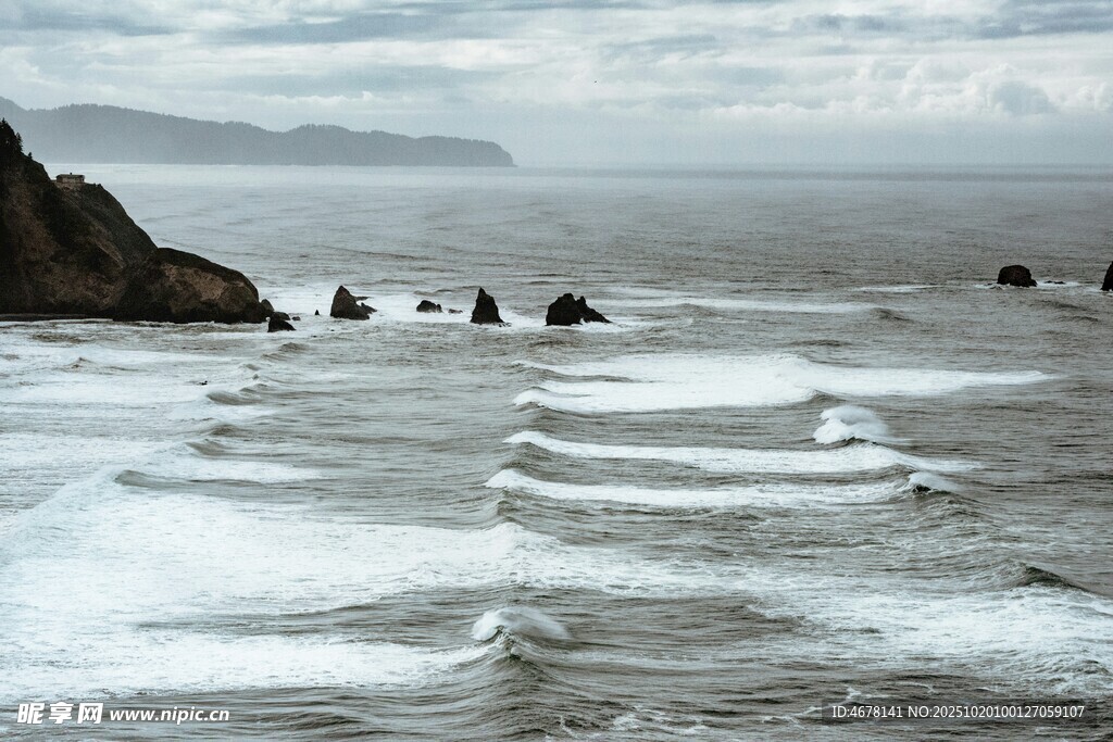 海浪拍岸的壮阔海岸景色