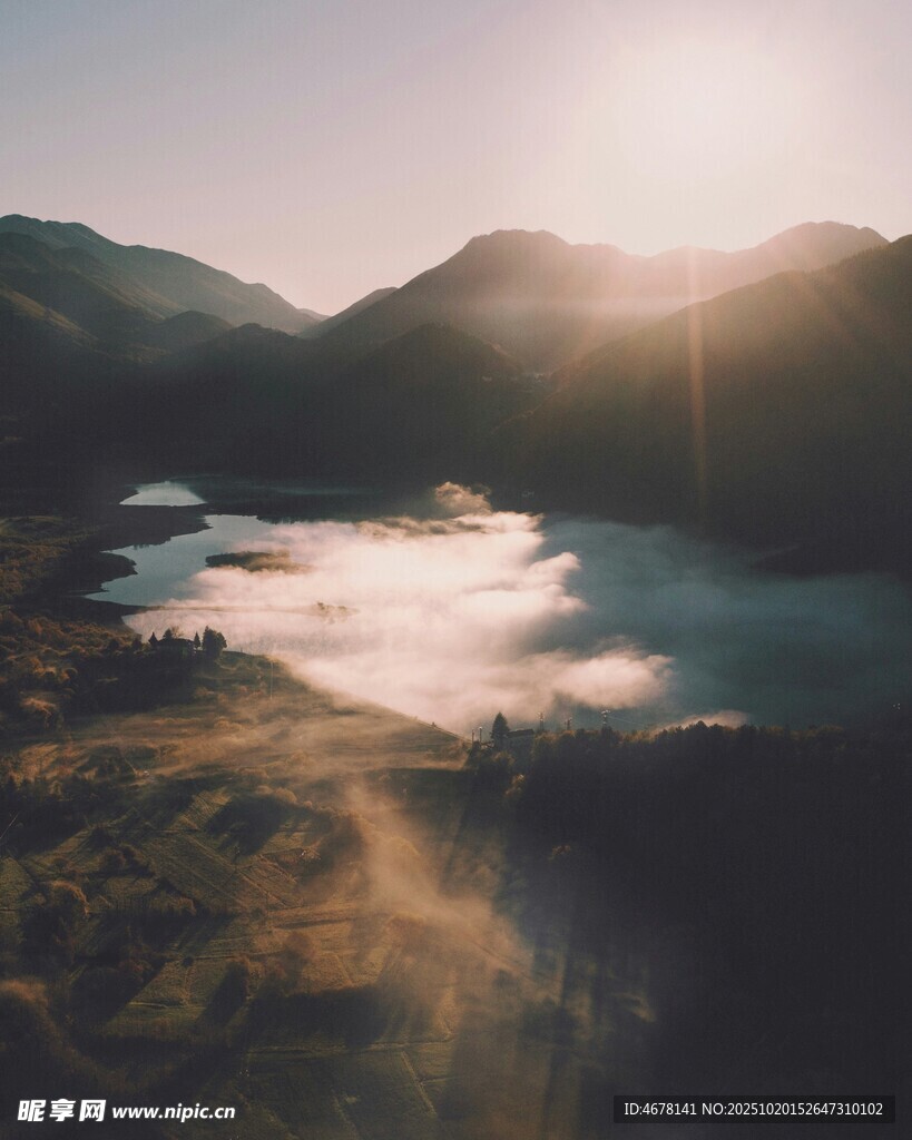 山间晨景湖光山色美如画