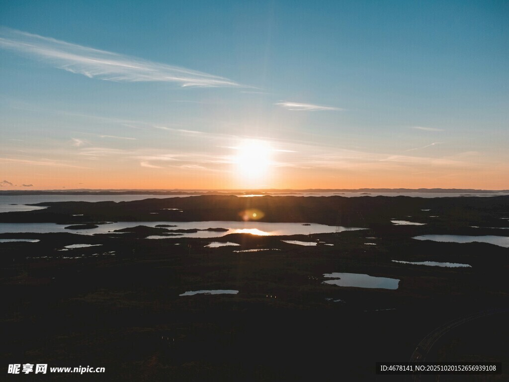 夕阳下的广袤水域景观
