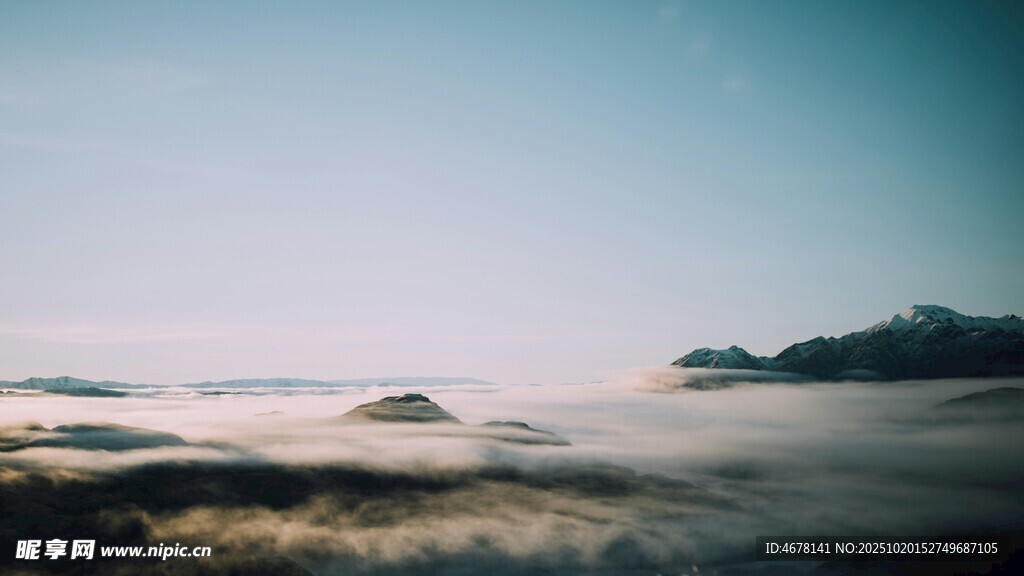 云海之上的山峦美景