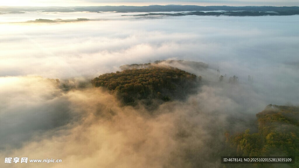 晨雾中的岛屿美景