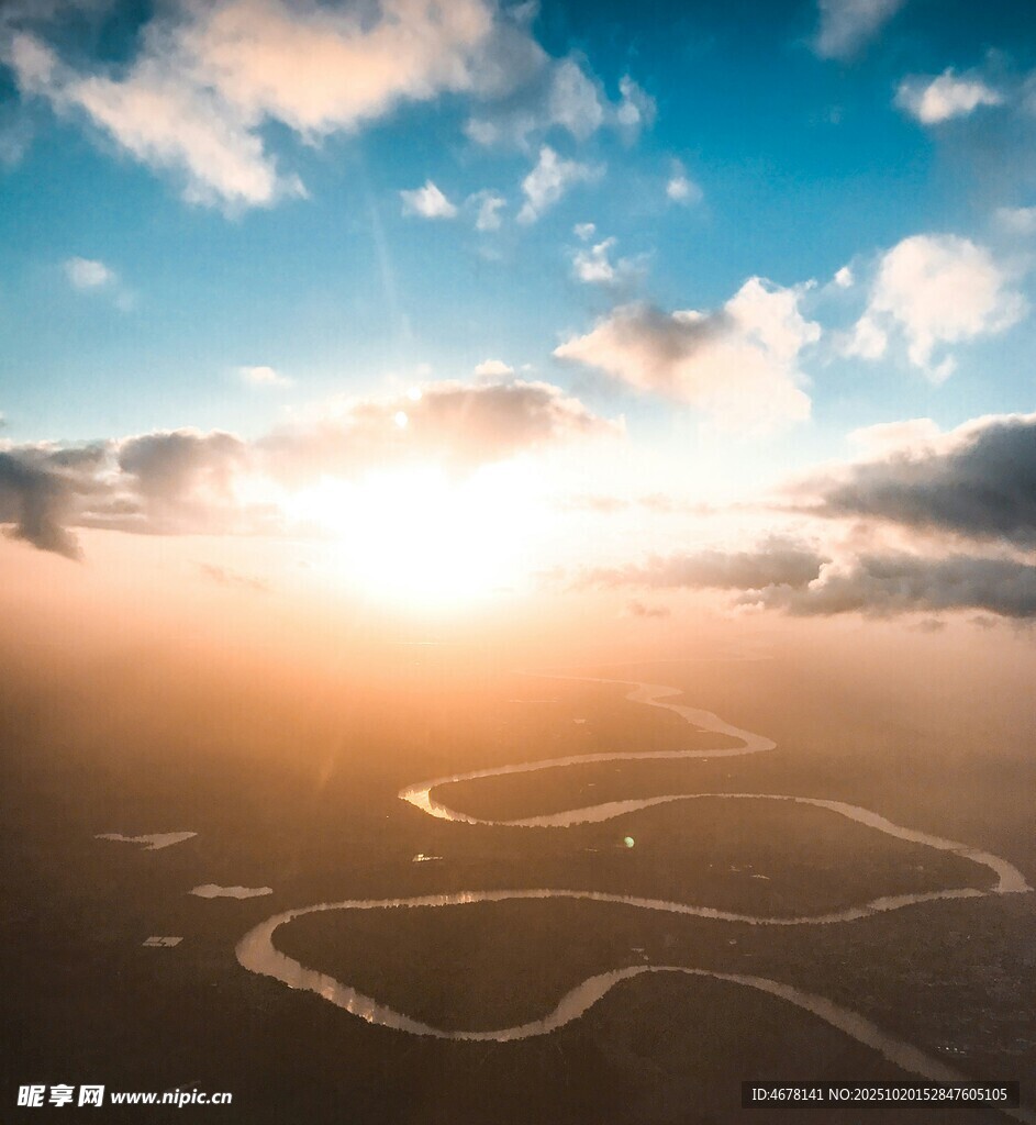 空中俯瞰壮丽日出河流景