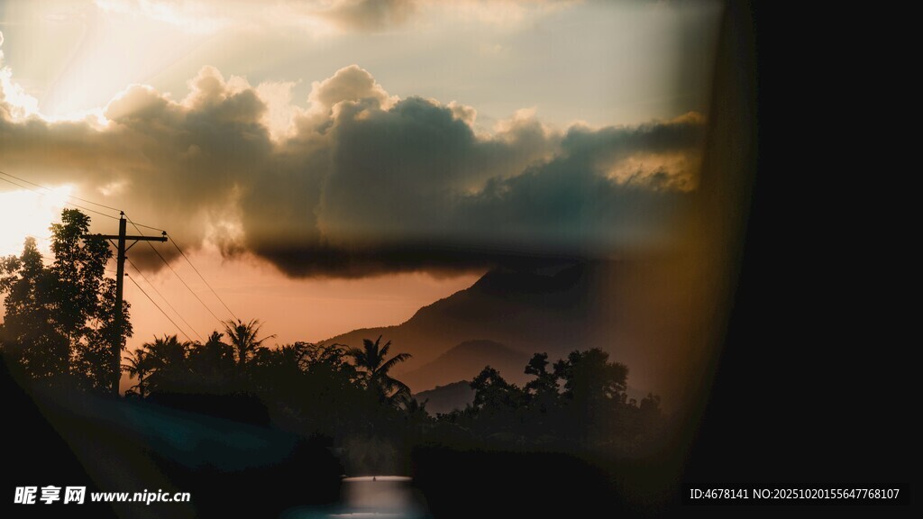 夕阳下的山景剪影