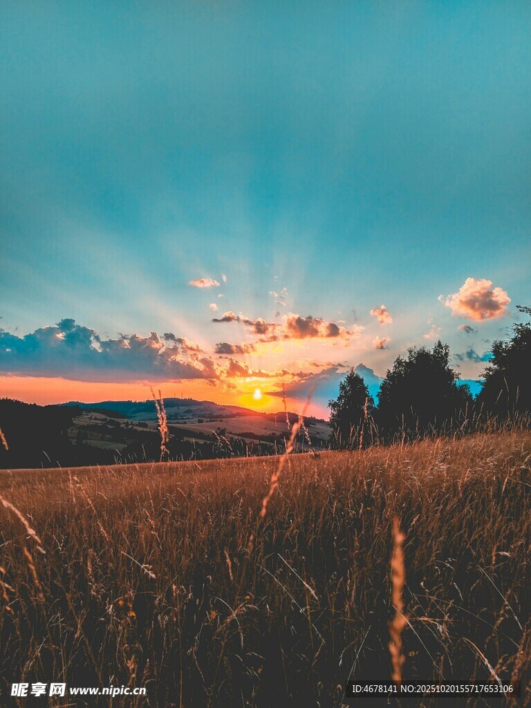 夕阳下的田野与远山美景