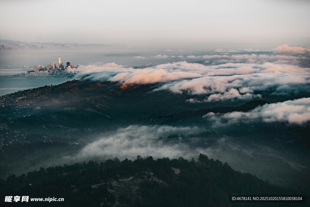 云海中的壮丽山景