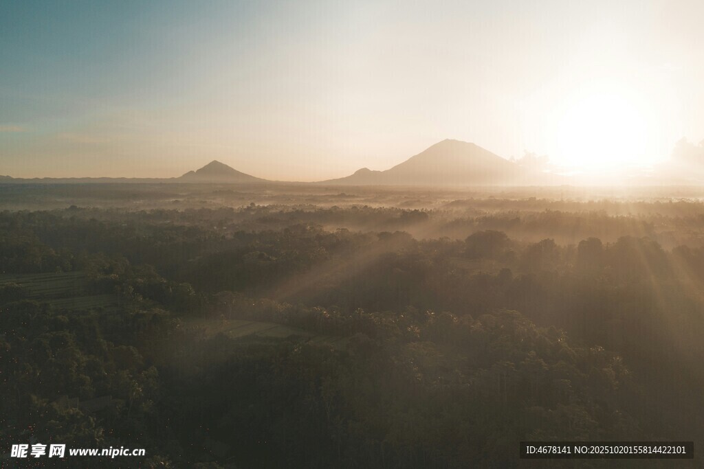 日出下的广袤大地与远山