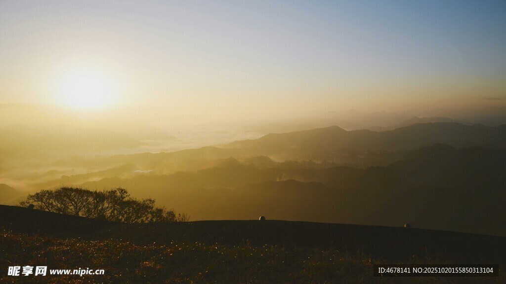 日出时分的山间美景