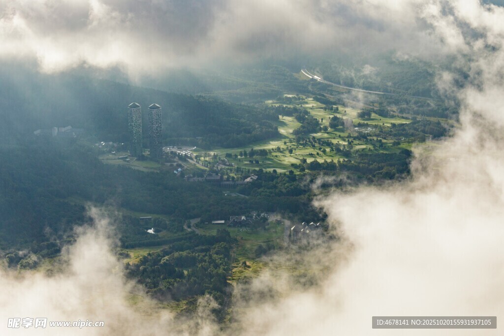 云海中的山间美景