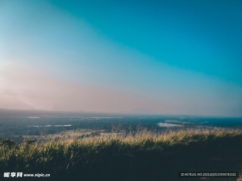 蓝天绿野间的开阔美景