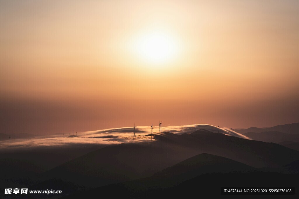 日出时分的山峦美景