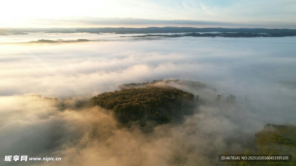 云海中的孤岛美景
