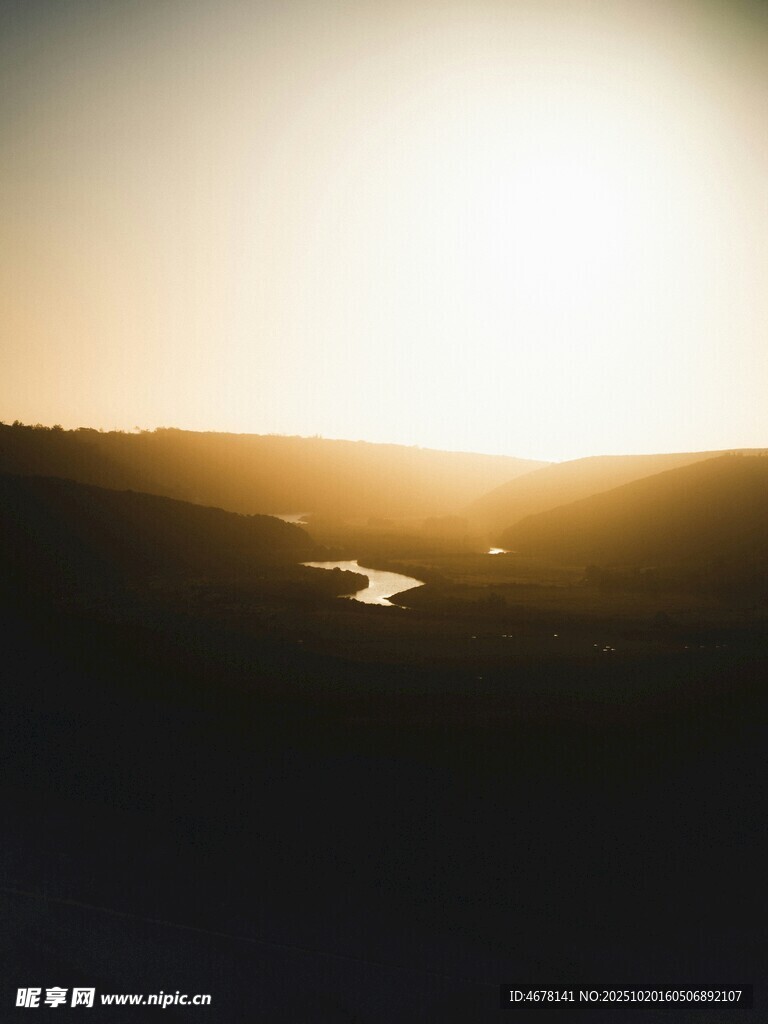 夕阳下的山川美景