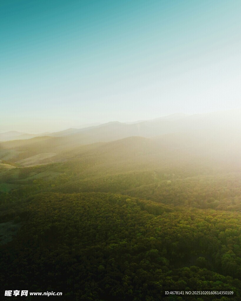阳光照耀下的翠绿山峦