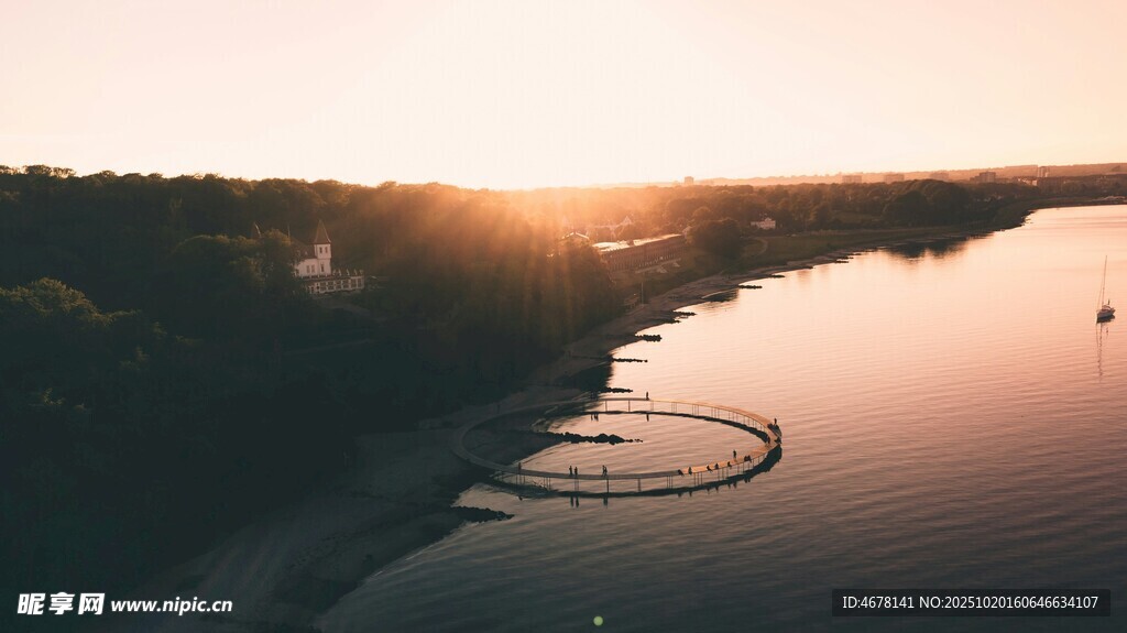 夕阳下河畔的美丽景致