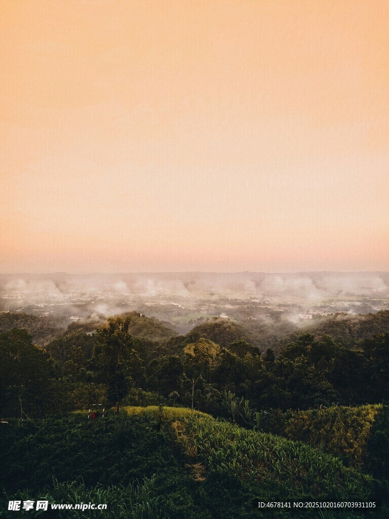 日出时分山间云海景观