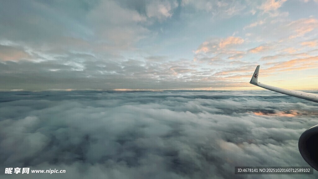 高空俯瞰云海中的飞机