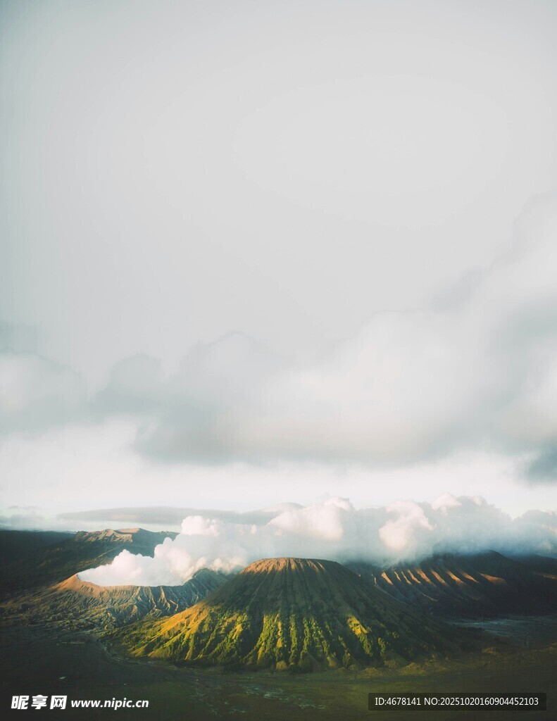 云雾缭绕的壮丽山峦景观