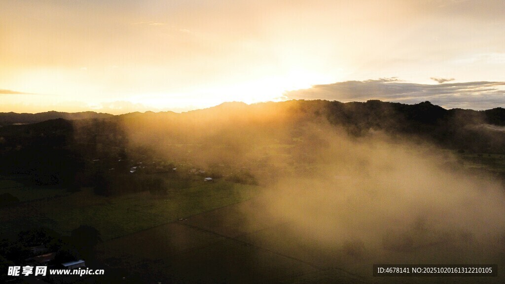 日出时分山间晨雾美景