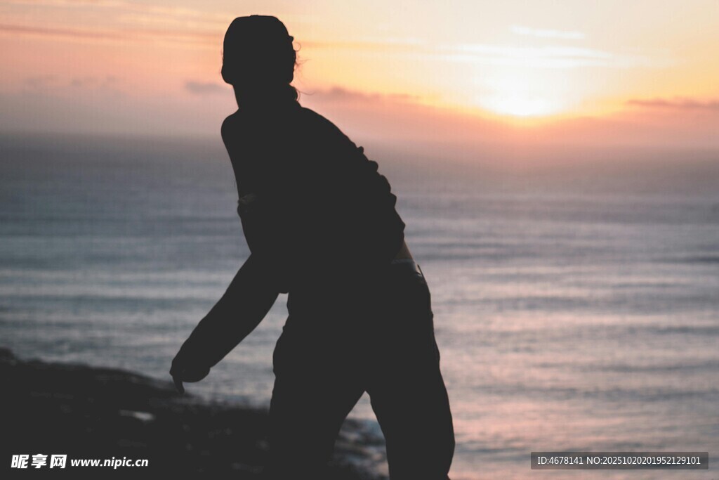 海边夕阳下的人物剪影