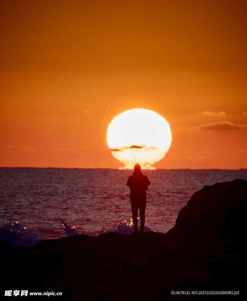 夕阳下的海边孤独身影