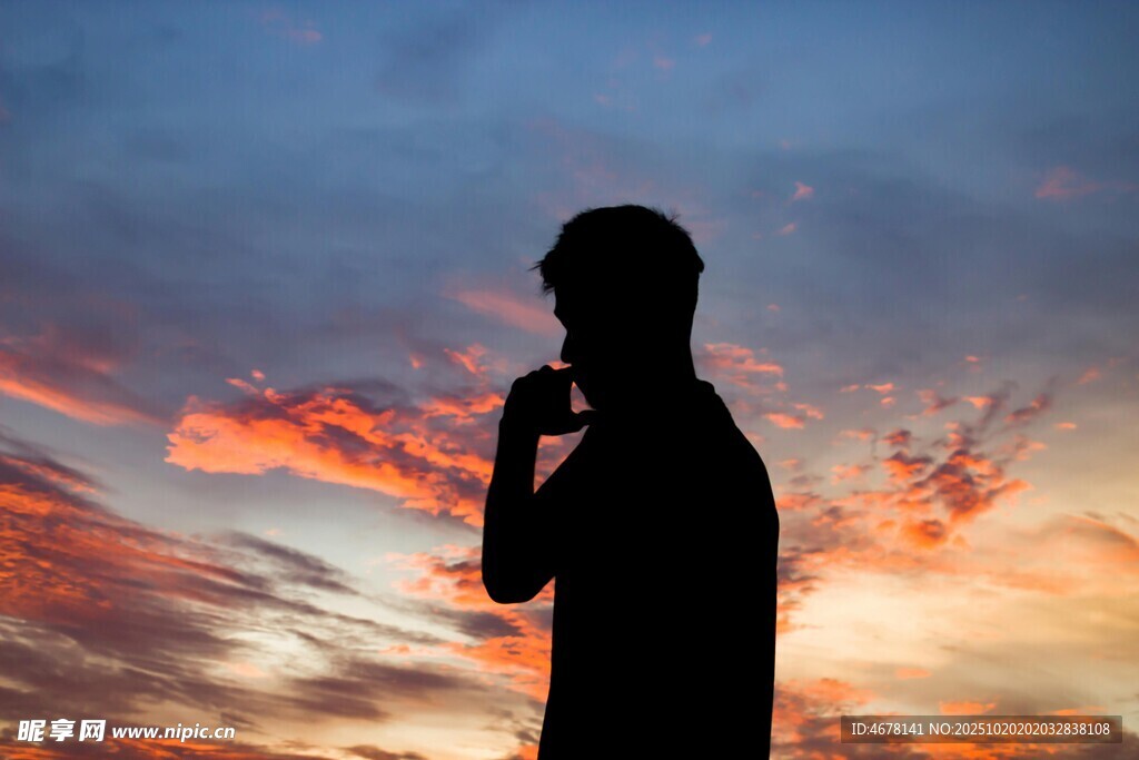 夕阳下的沉思者