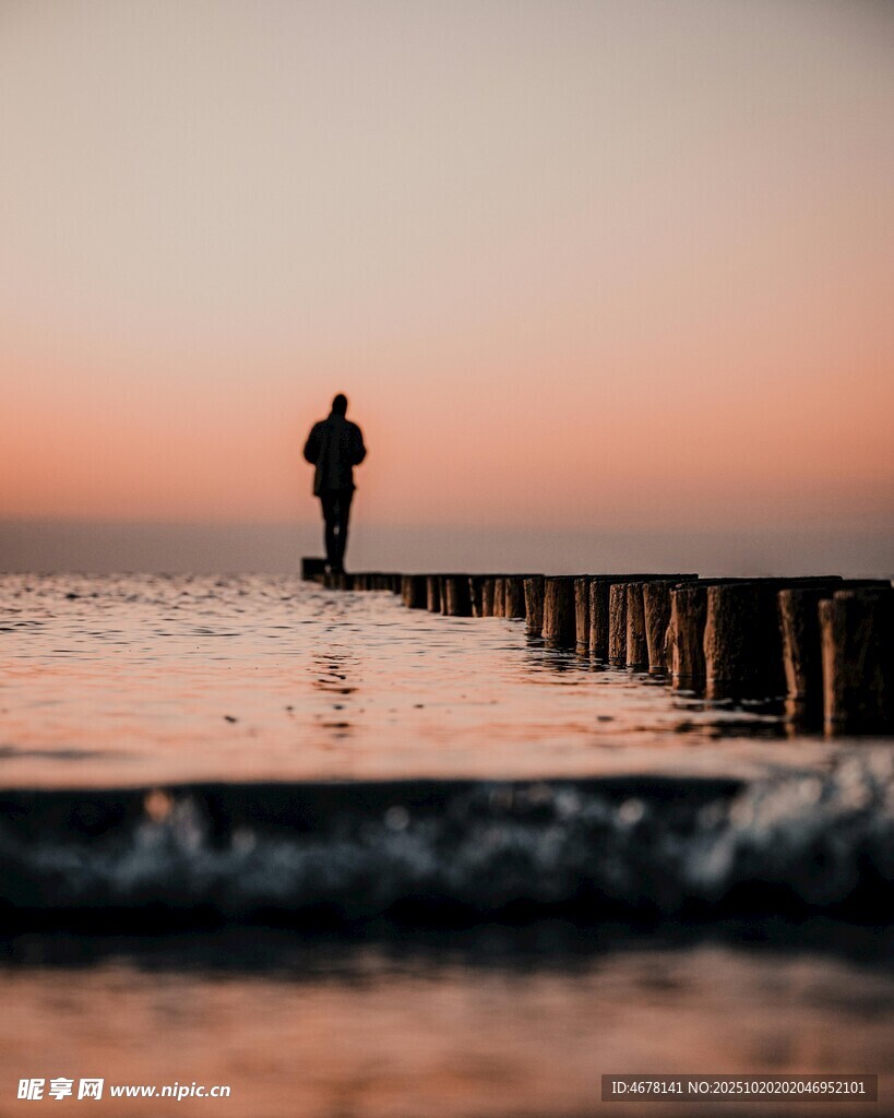 夕阳下的海边孤独身影