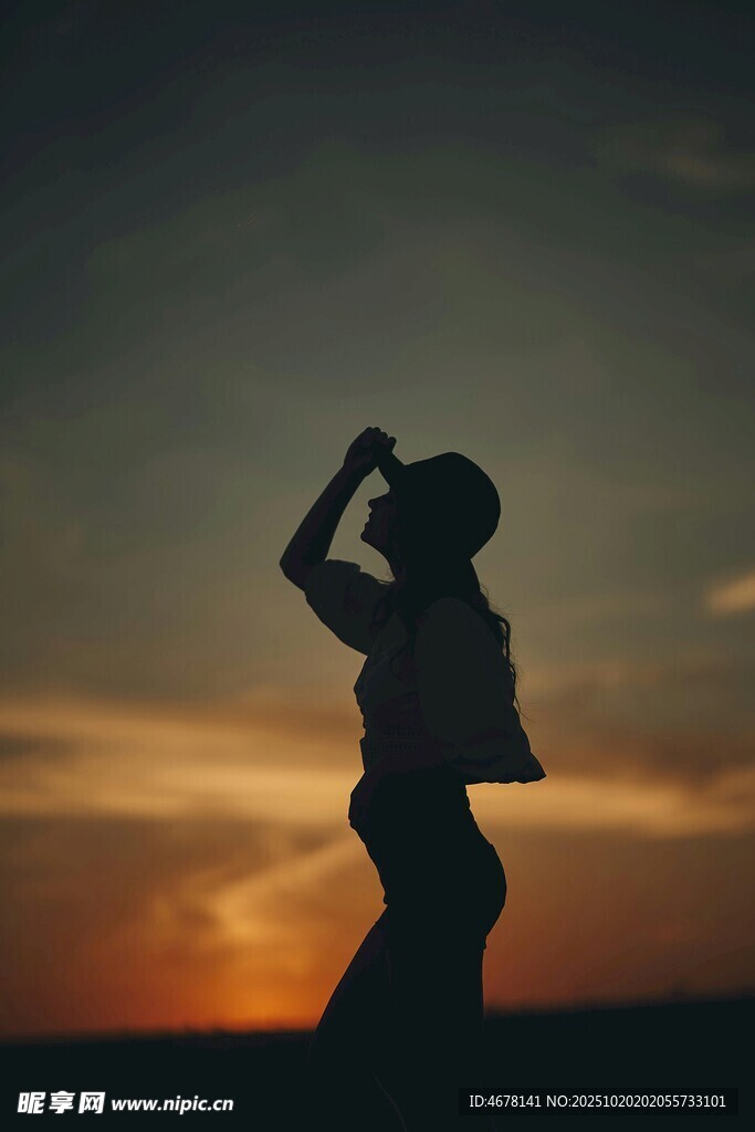 夕阳下的亲子温馨剪影