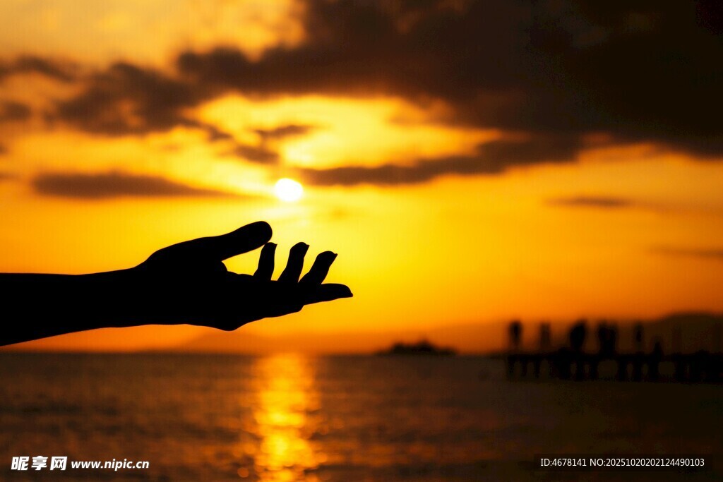 夕阳下的冥想手势