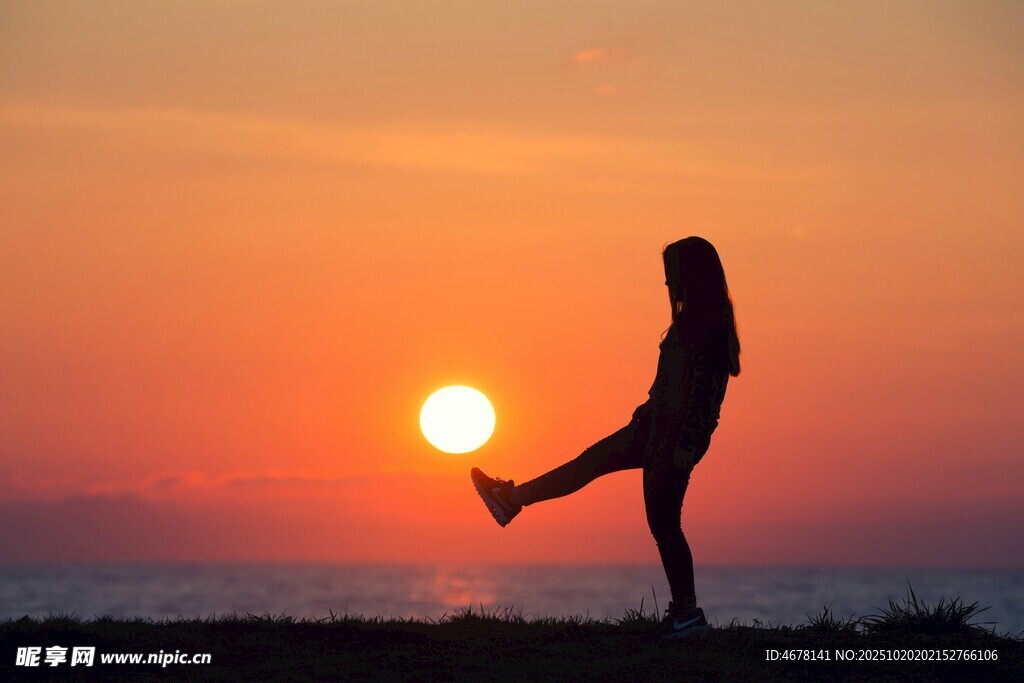 夕阳下的瑜伽者剪影