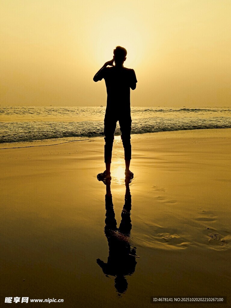 夕阳下海边的沉思者