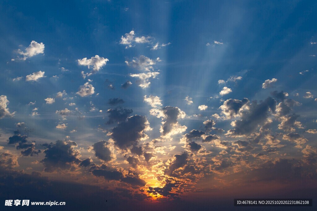 日出时分的绚丽天空