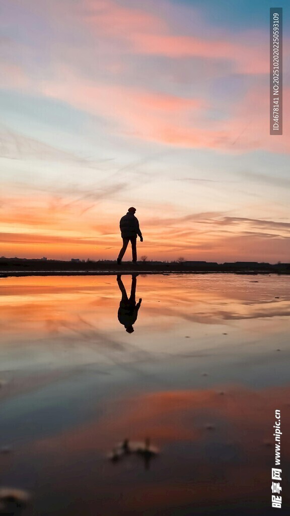 夕阳下的漫步身影