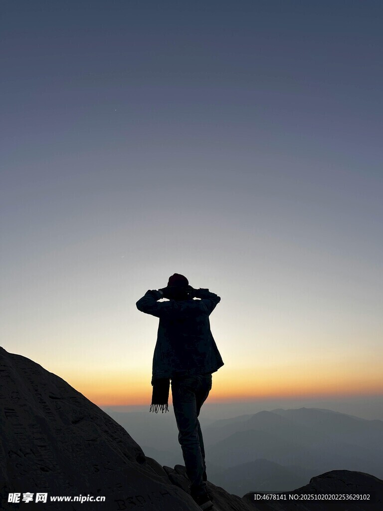 山顶剪影旅人眺望远方