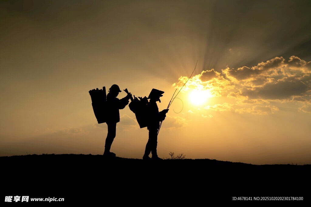 夕阳下的徒步旅行者