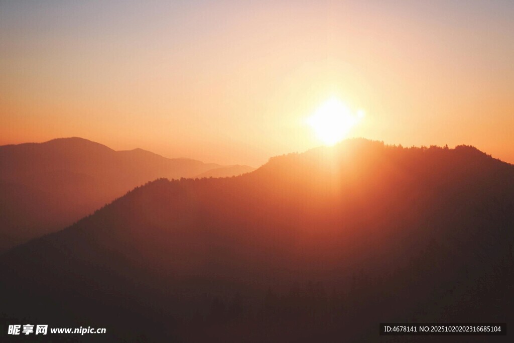 日出映山峦