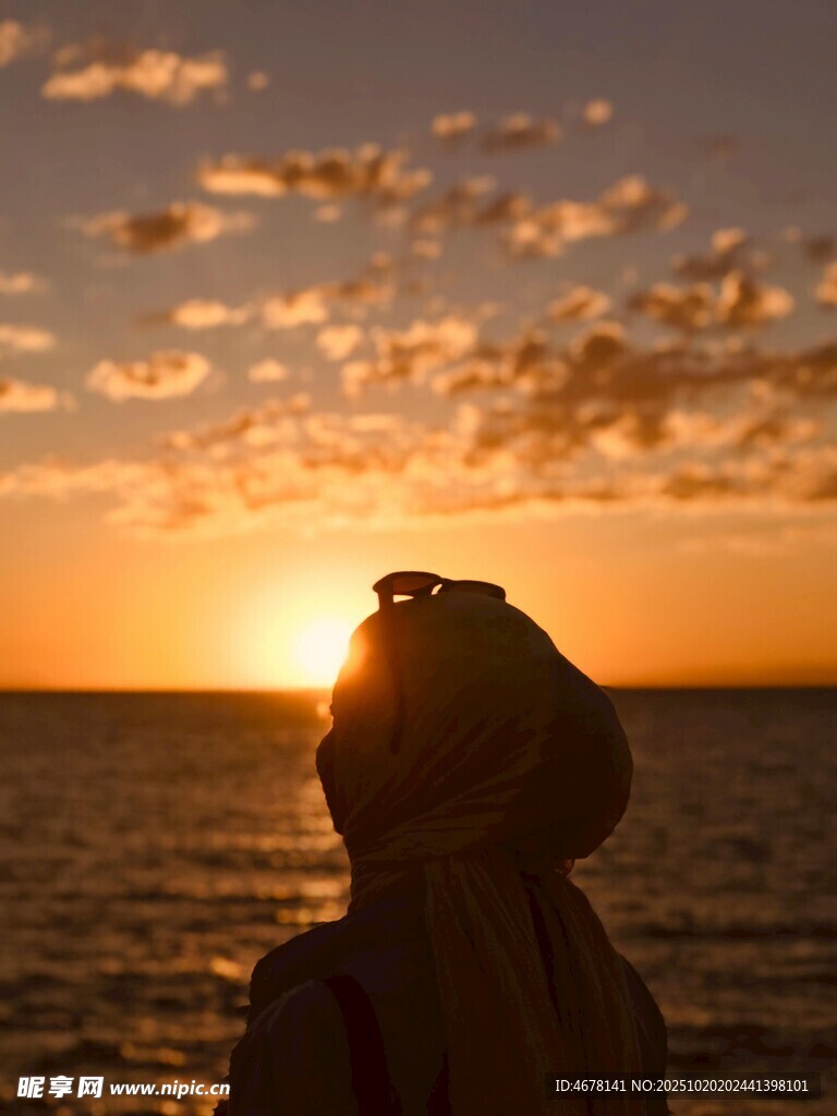夕阳下的孤独背影