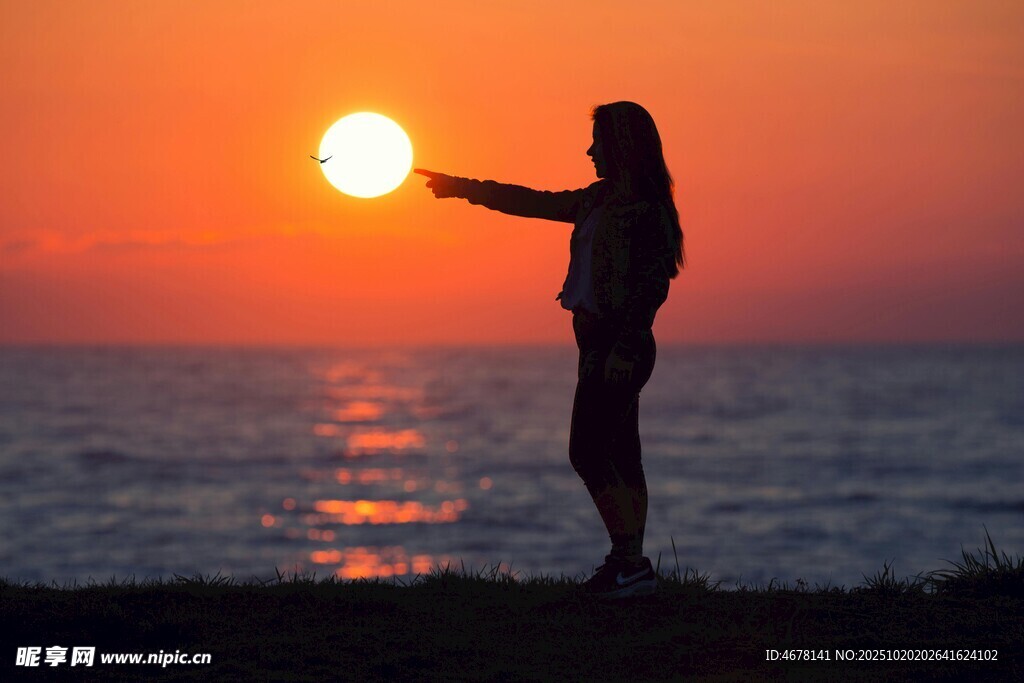 夕阳下海边伸展身姿的人