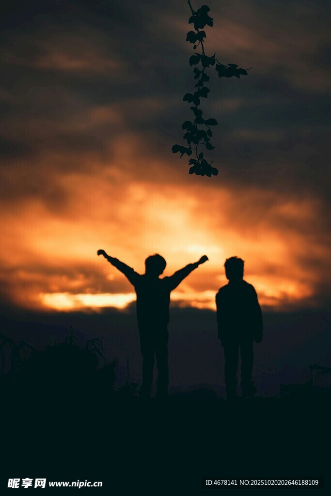 夕阳下的双人剪影