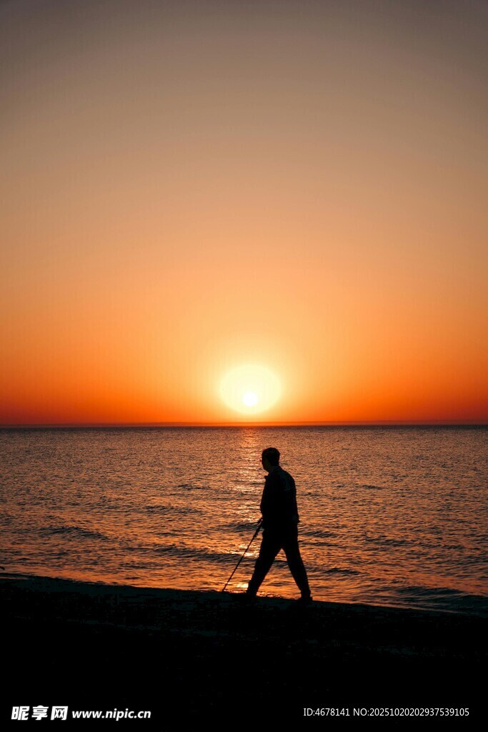 夕阳下海边漫步的身影