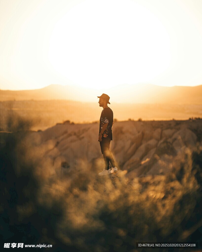 夕阳下独行的户外旅人