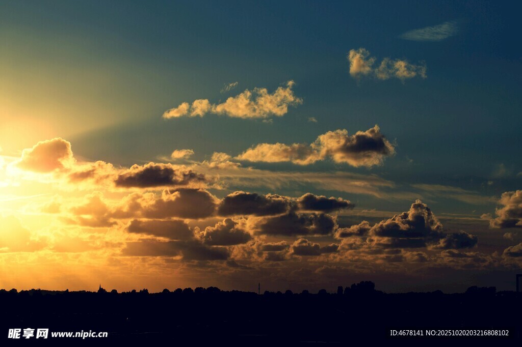 夕阳下的天空与云朵美景